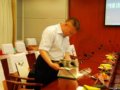 會(huì)場花絮：劉秀晨先生翻閱贈(zèng)書(圖)