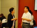 會(huì)場花絮：會(huì)前張樹林女士與李心宏先生交談(圖)