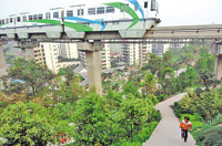 輕軌車從大渡口區雙山公園上空駛過