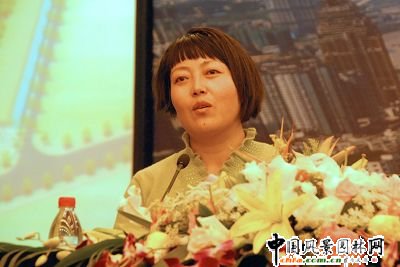 重慶大學(xué)建筑城規(guī)學(xué)院副院長杜春蘭主持會議