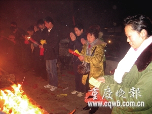 財神廟香火旺盛，不少市民下山取柴圖吉利。