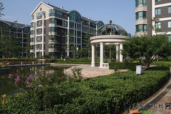 西式景觀亭、植物造景、水池、住宅樓的完美結(jié)合