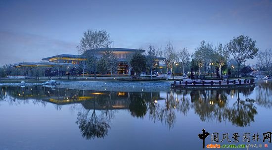寬廣的湖面、清澈的湖水、大樹的倒影，雖為人工雕琢，但系成自然景觀