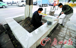 另一撥工人負責鋪設花崗巖條石。