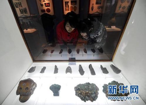 11月16日，觀眾在觀看展出的圓明園文物。新華社記者 羅曉光 攝
