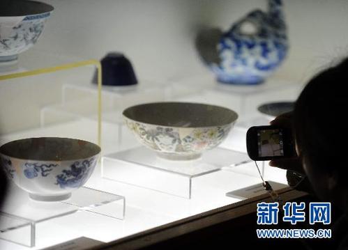 11月16日，觀眾在觀看展出的圓明園文物。