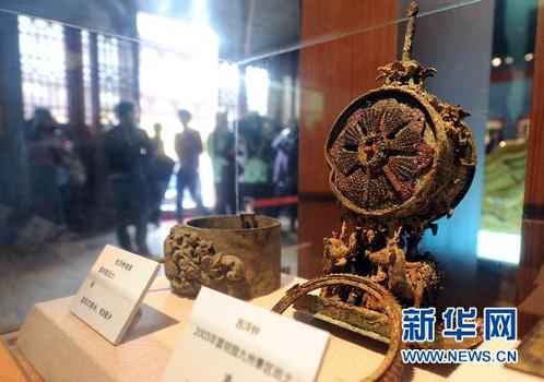 11月16日，觀眾在觀看展出的圓明園文物。新華社記者 羅曉光 攝