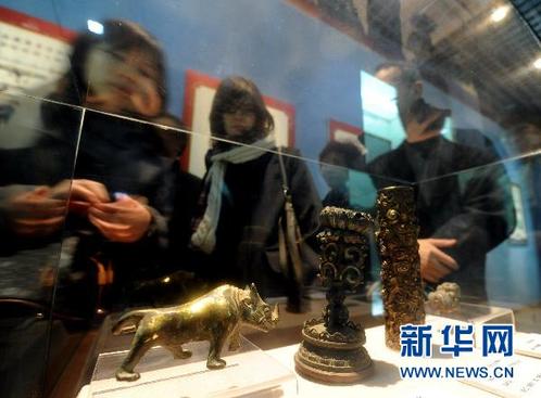 11月16日，觀眾在觀看展出的圓明園文物。新華社記者 羅曉光 攝