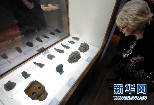 11月16日，一名外國觀眾在參觀圓明園琉璃建筑構件等文物。新華社記者 孫參 攝