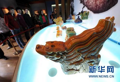 11月16日，一批外國觀眾在展臺前參觀圓明園琉璃建筑構件。新華社記者 孫參 攝