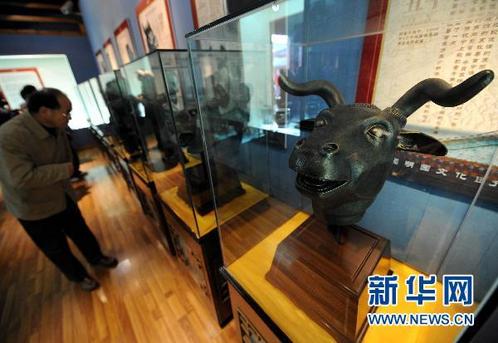 11月16日，觀眾在觀看圓明園十二生肖獸首的復制品。新華社記者 孫參 攝