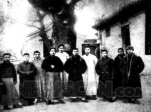 1920年1月毛澤東在陶然亭慈悲庵與部分“復學社”成員合影。