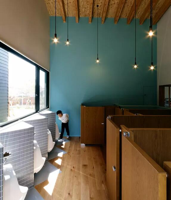 幼兒園不是游樂場(chǎng)，也不需要五顏六色