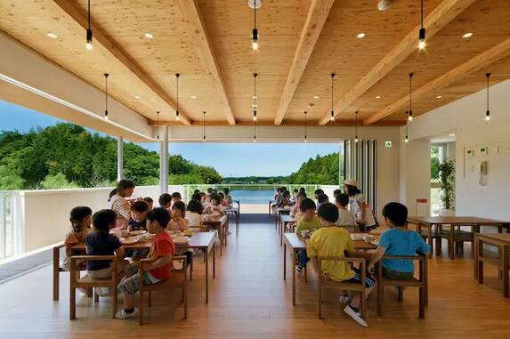幼兒園不是游樂場(chǎng)，也不需要五顏六色