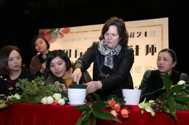 比利時(shí)花藝大師在浙江海寧市舉辦插花講座