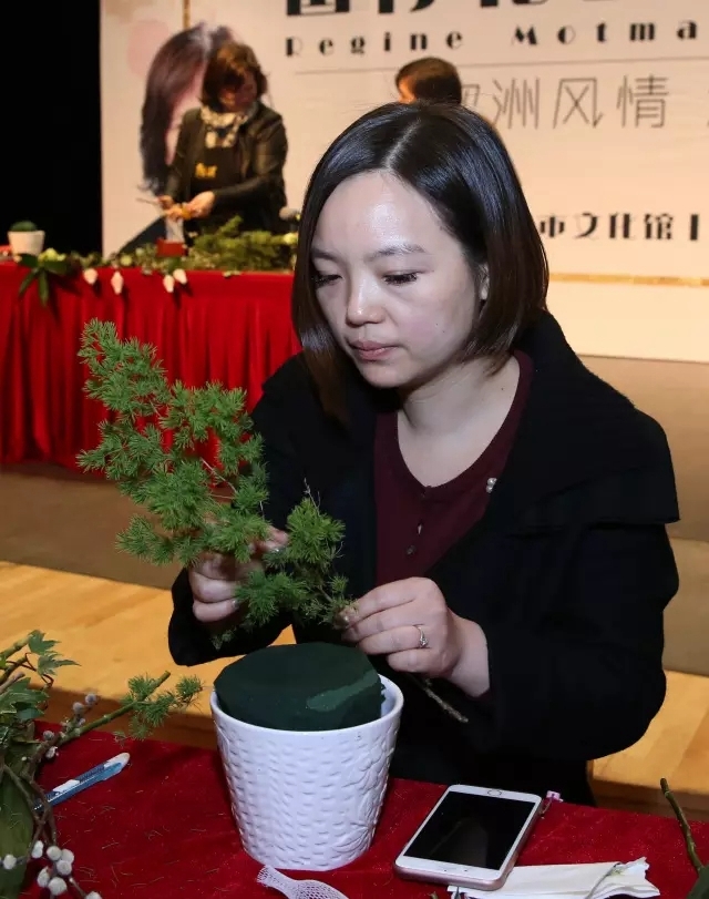 比利時(shí)花藝大師在浙江海寧市舉辦插花講座