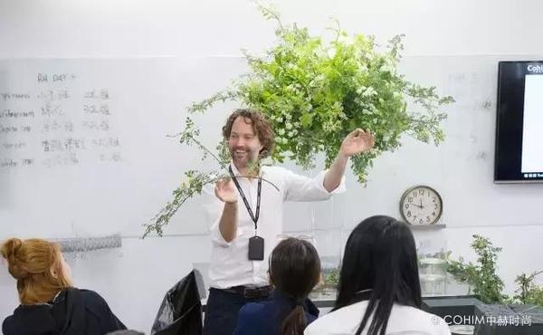 自由動態(tài)的花藝設計帶來富有張力的視覺效果