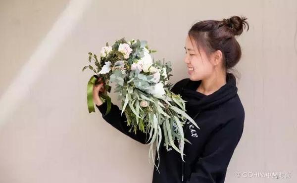 自由動態的花藝設計帶來富有張力的視覺效果