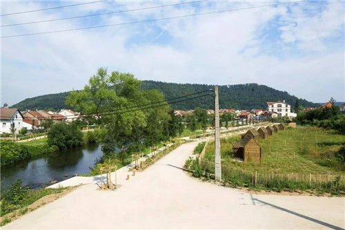 法國(guó)小鎮(zhèn)拉翁萊塔普沿著默爾特河岸