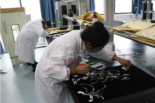 7大學(xué)生4個(gè)月用百塊魚骨做成梅蘭竹菊標(biāo)本