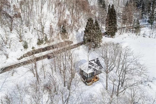 在自然景觀中塑造新的生活方式的階梯住宅