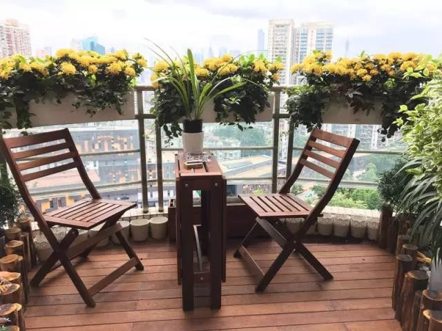 陽(yáng)臺(tái)花園設(shè)計(jì)：愿你有一個(gè)陽(yáng)臺(tái)繁花爬過欄桿