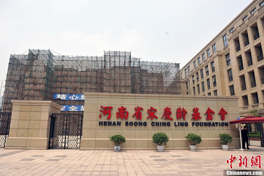 坐落在河南宋基會院內(nèi)的巨型宋慶齡雕像如今被一層厚厚的防護網(wǎng)所包圍。