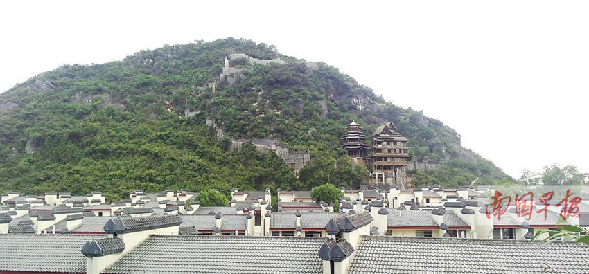 小區后山上圍出一塊山體，依山建起木樓、涼亭。